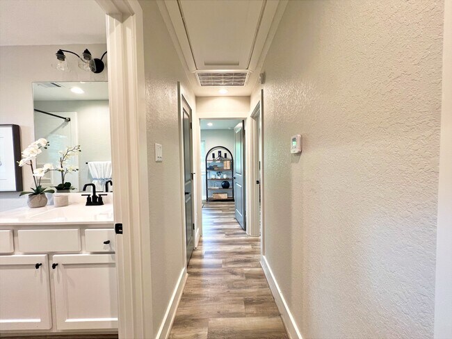Building Photo - 701 Cannan Dr