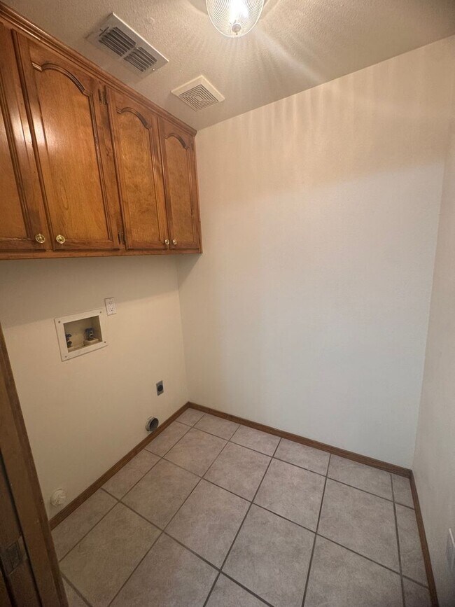 Building Photo - 3Bd 2Bth Home in the Sought-after Colonial...