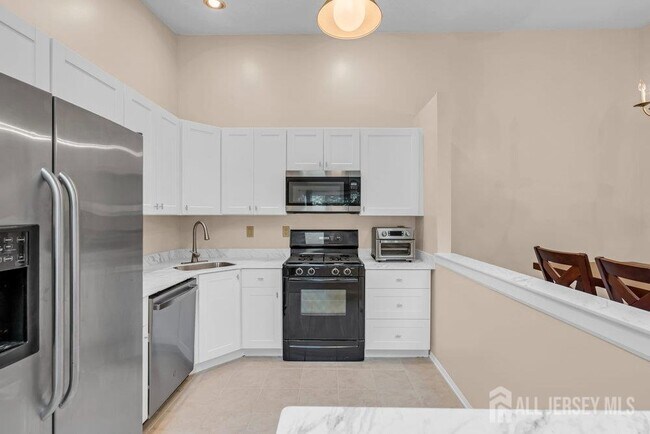 Building Photo - 66 Iroquois Dr