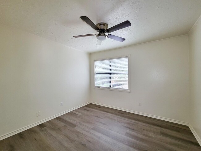 Building Photo - 2118 Creekshire Dr