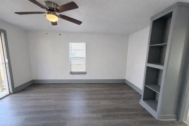 Building Photo - 608 E 4th St