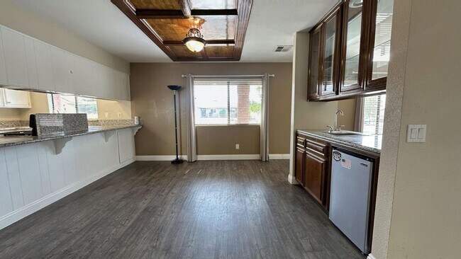 Building Photo - Custom Built 5 Bedroom 3 Bathroom Home in ...