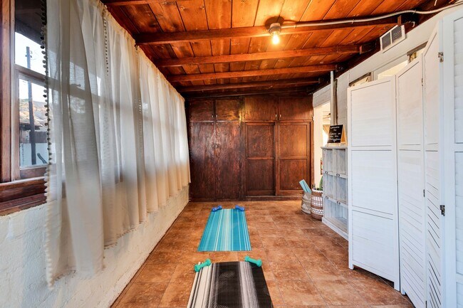 Building Photo - 2 Bedroom 1 Bath - Furnished Hilltop Home ...