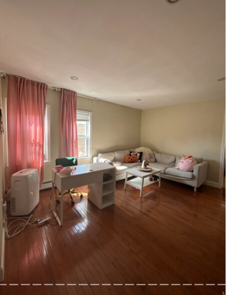 Building Photo - 2 Wyman Pl