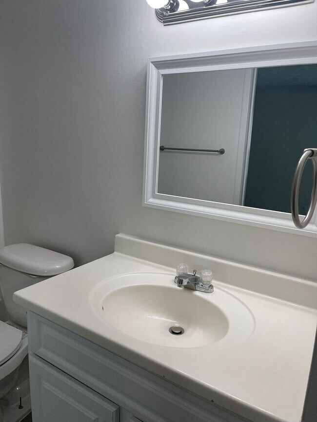 Building Photo - Modern 2-Bed, 1-Bath Oasis with Central Ai...