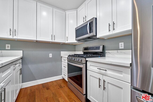 Building Photo - 326 S Manhattan Pl