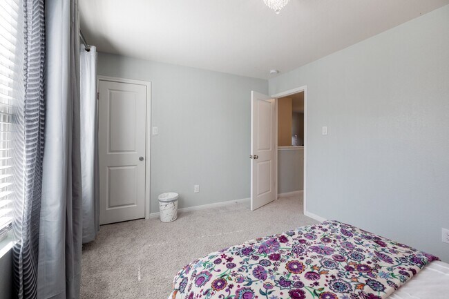 Building Photo - 196 Goldenrod