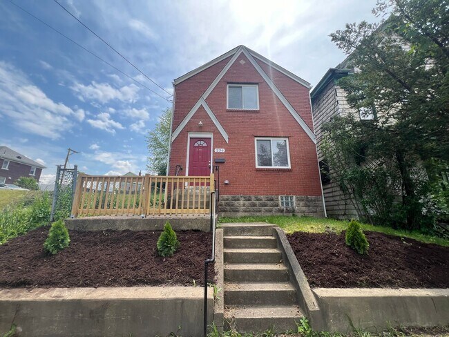 Building Photo - Updated 2BR house with off street parking!