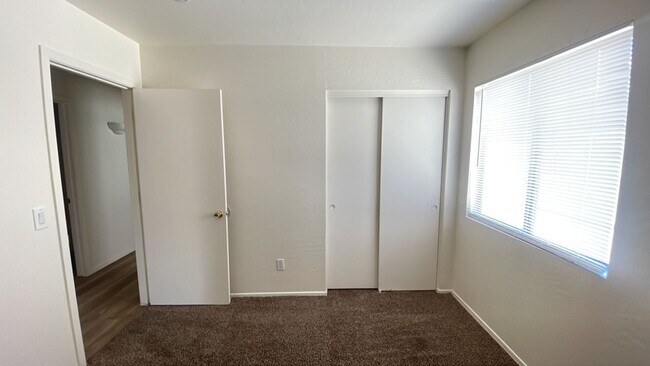 Building Photo - Charming 3 bedroom in Tolleson, new paint and flooring!!