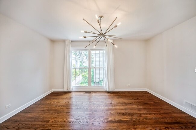 Building Photo - Gorgeous & Spacious Lincolshire Townhouse ...