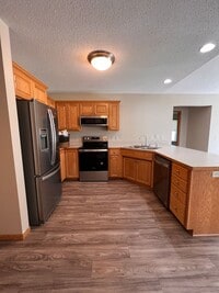 Building Photo - 938 E 6th St