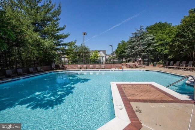 Building Photo - Condo at The Chase in Downtown Bethesda!  Pool, Balcony & Next to Metro!