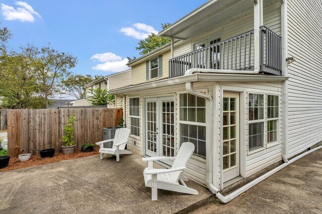 Building Photo - Charlotte Park Charm
