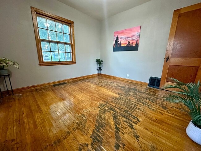Building Photo - 4 Bed, 1.5 Bath Home for Rent in Waterloo ...