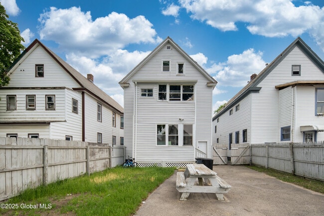 Primary Photo - 22 Swan St