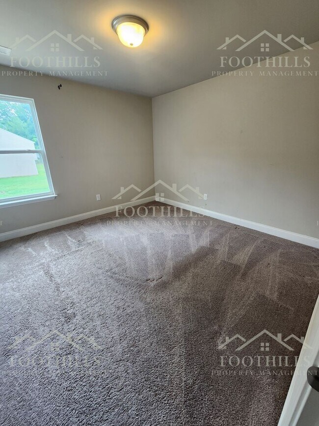 Building Photo - 102 David St