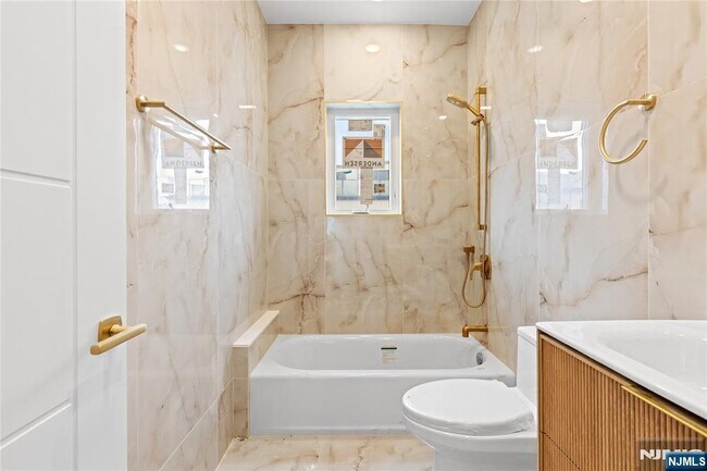 Building Photo - 45 Lincoln Ave