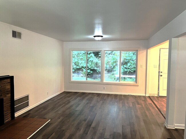 Building Photo - Enjoy Modern Living in this Upgraded home in a wooded area!
