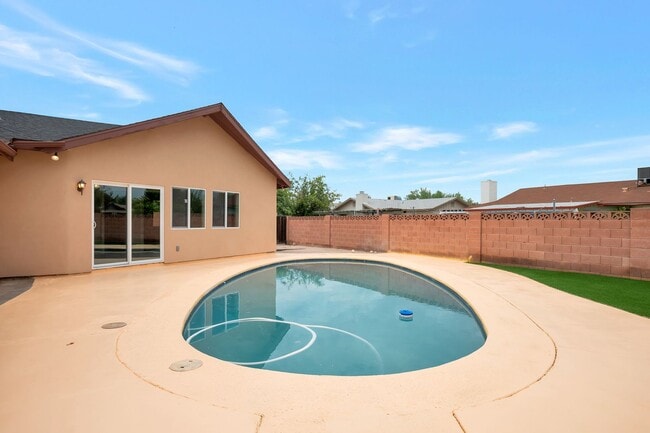 Building Photo - 6-Bedroom Tempe Home with Private Pool, Garage & Ideal Location