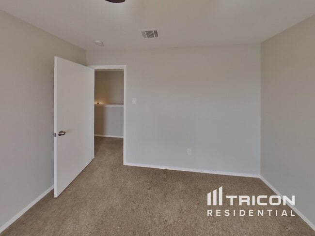 Building Photo - 1601 Vineridge Ln