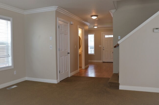 Building Photo - Home Sweet Home! 4 Bedroom/2.5 Bath in Salmon Creek: Available 10/10!