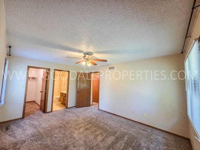Building Photo - 1104 Prairie View Dr