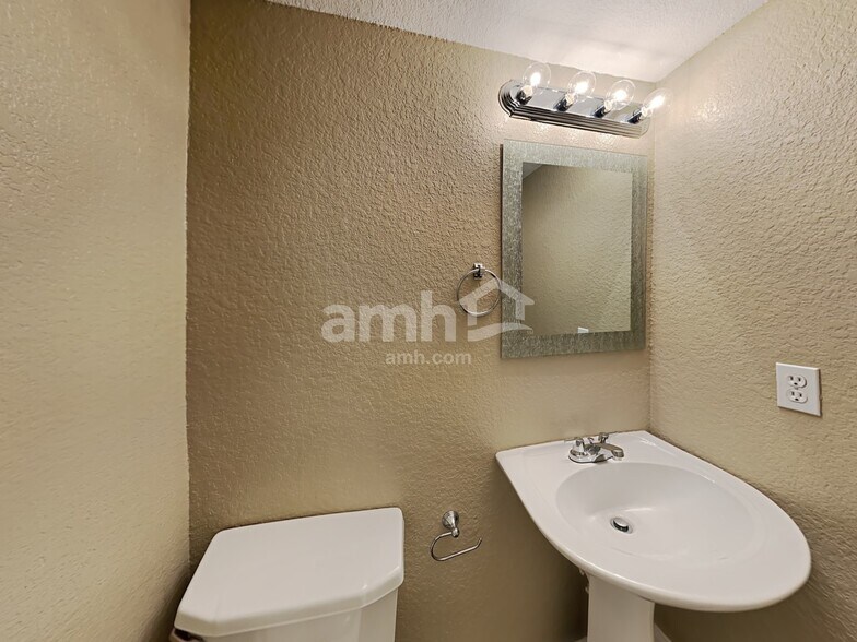 Building Photo - 3413 Stratford Dr