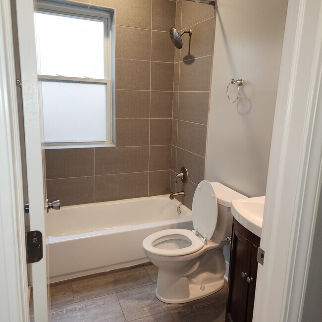 BATHROOM - 4440 W Maypole Ave