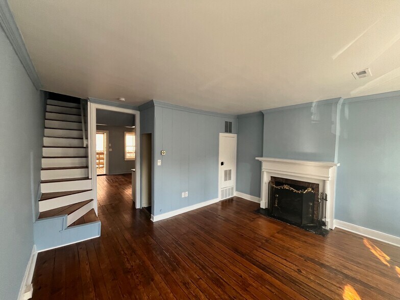 Building Photo - 612 Caroline St