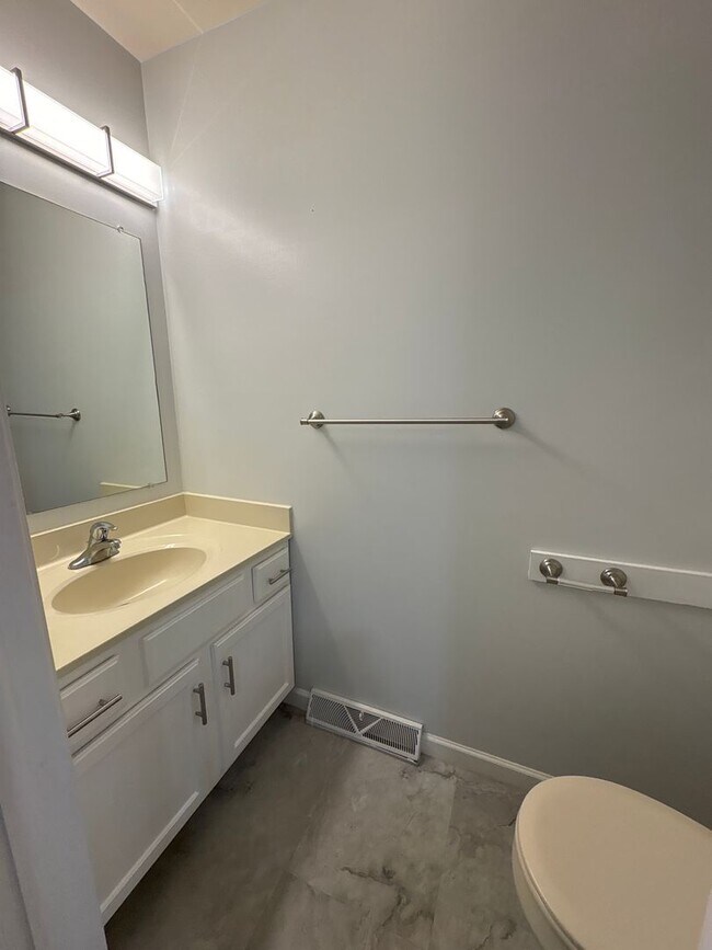 Building Photo - 720 Strayer Dr