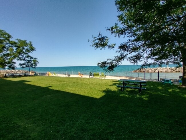 Building Photo - 1216 W Jarvis Ave