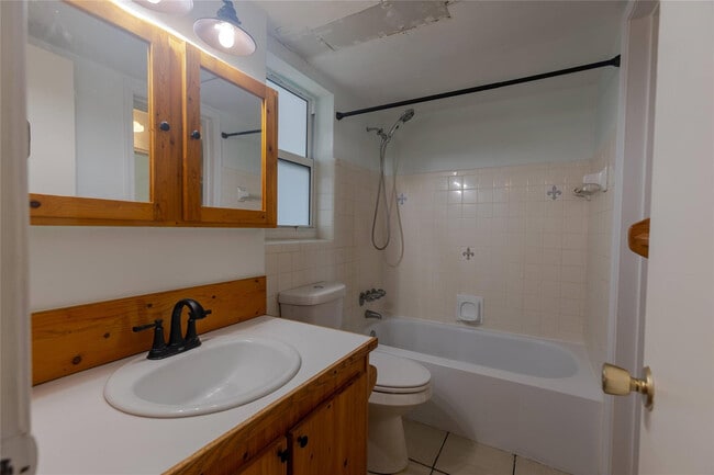 Building Photo - 1001 SE 16th St