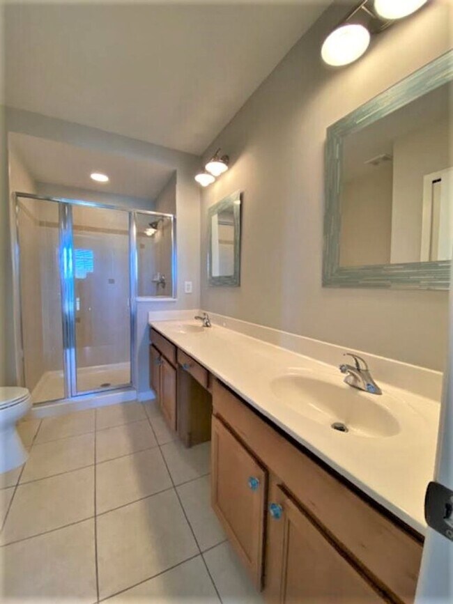 Building Photo - 3 Bedroom 2 Bathroom top floor condo at the Terraces of East Village.