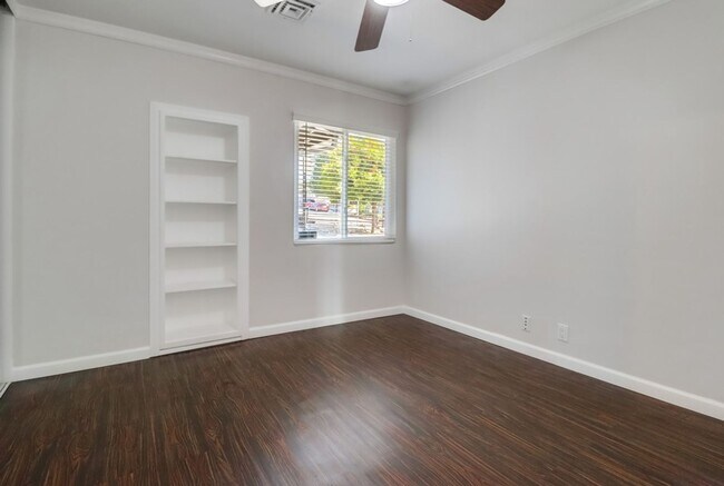 Building Photo - Pristine 4 bedroom, 2 bath, single level h...