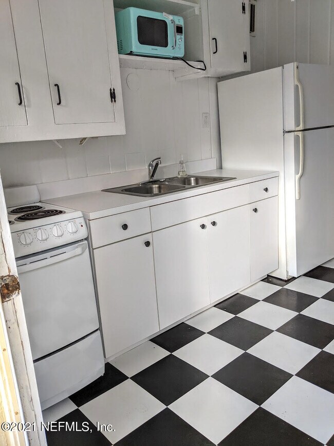 Building Photo - 2224 Ocean Dr S