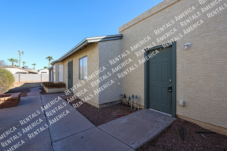 Building Photo - 630 E Jensen St