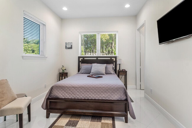 Building Photo - 1500 NE 4th Ct