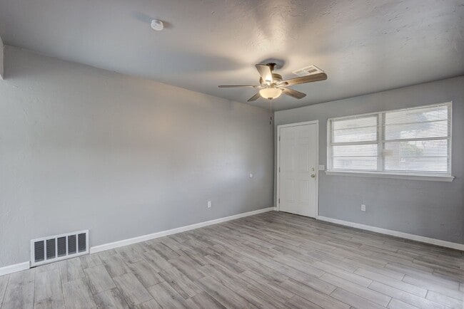 Building Photo - This Cute and Cozy 4 Bed, 2 Bath Home is Available now!!