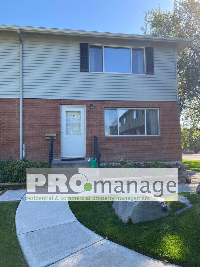 Building Photo - Three bed, one and a half bath townhouse in Idaho Falls