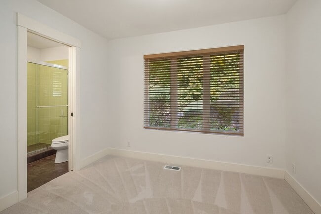 Building Photo - 4bd/3.5ba Kirkland House