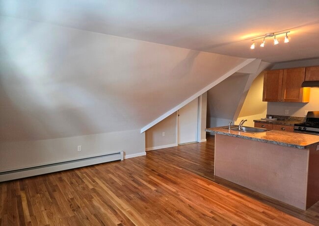 Building Photo - 674 Main St