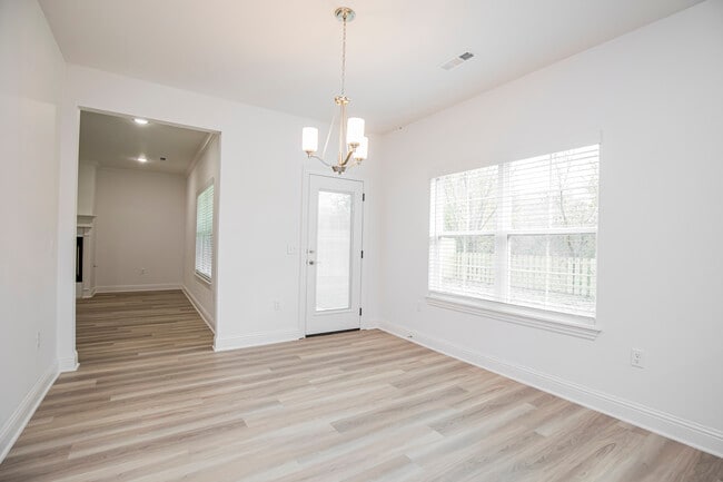 Building Photo - 4307 SW Bison St