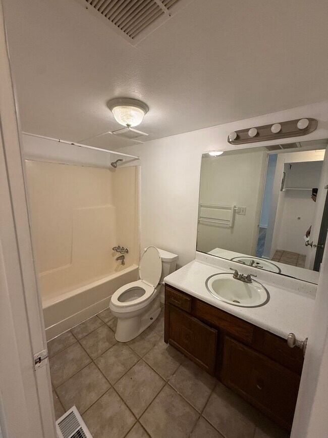 Building Photo - Beautiful Two Bedroom Apt; Salt Lake City, 1,000 sq ft; New Flooring