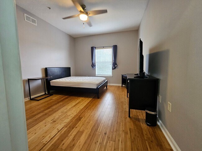 Building Photo - Top floor 3/2 unit in the gated Summer Key...