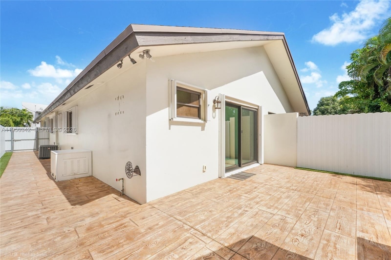 Building Photo - 1634 SW 19th Ter