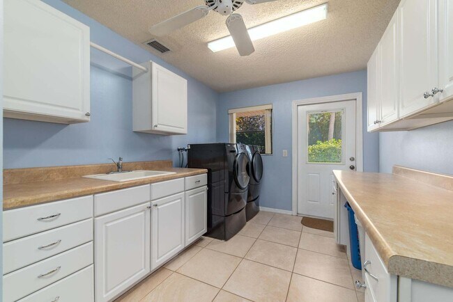 Building Photo - 2341 NW Bay Colony Ct