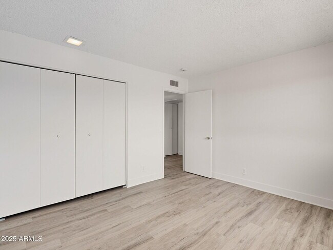 Building Photo - 4740 E Moreland St