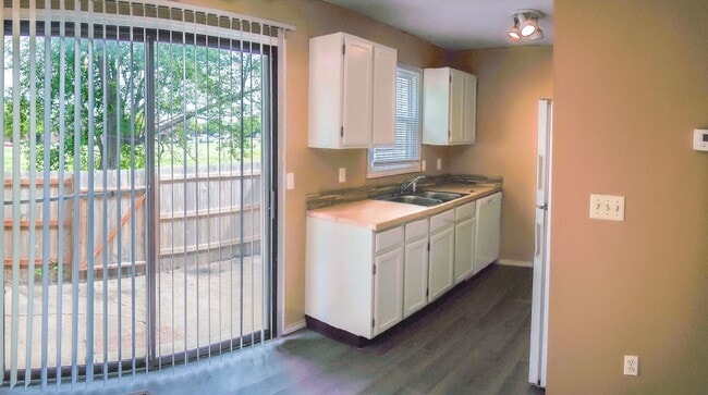 Building Photo - 3 Bed 2 Ba Condo w Garage - East Wichita
