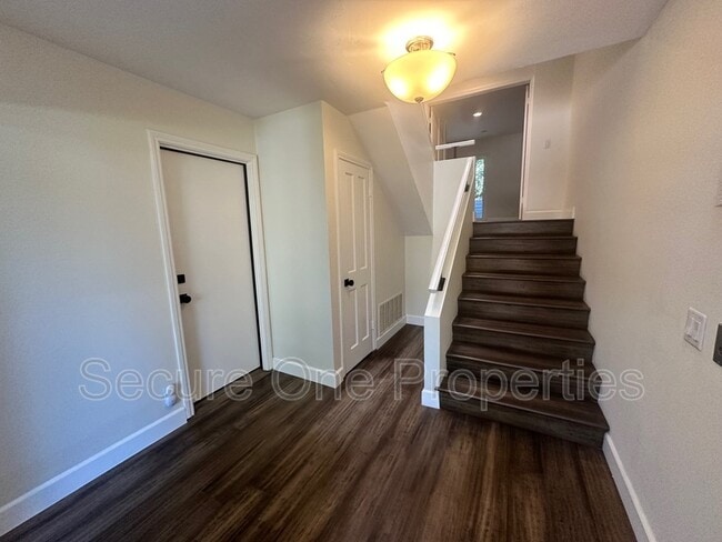 Building Photo - 4671 Club View Dr