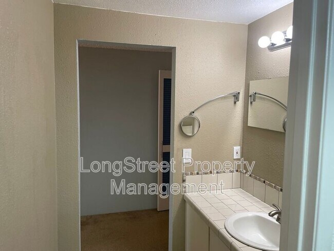 Building Photo - 5510 NW Innisbrook Pl